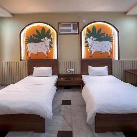 ภักติธรรม Hotel วรินดาวัน ภายนอก รูปภาพ