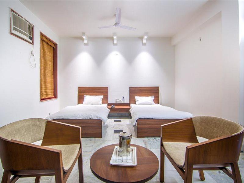 ภักติธรรม Hotel วรินดาวัน ภายนอก รูปภาพ