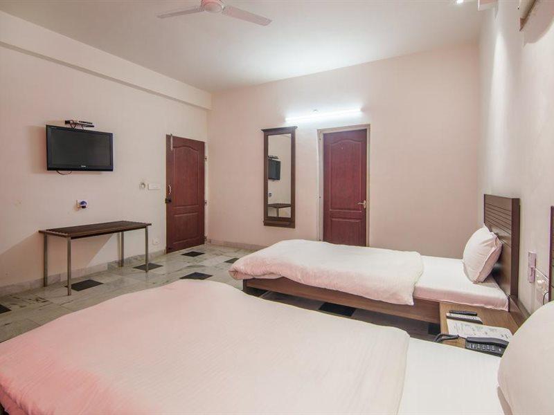 ภักติธรรม Hotel วรินดาวัน ภายนอก รูปภาพ
