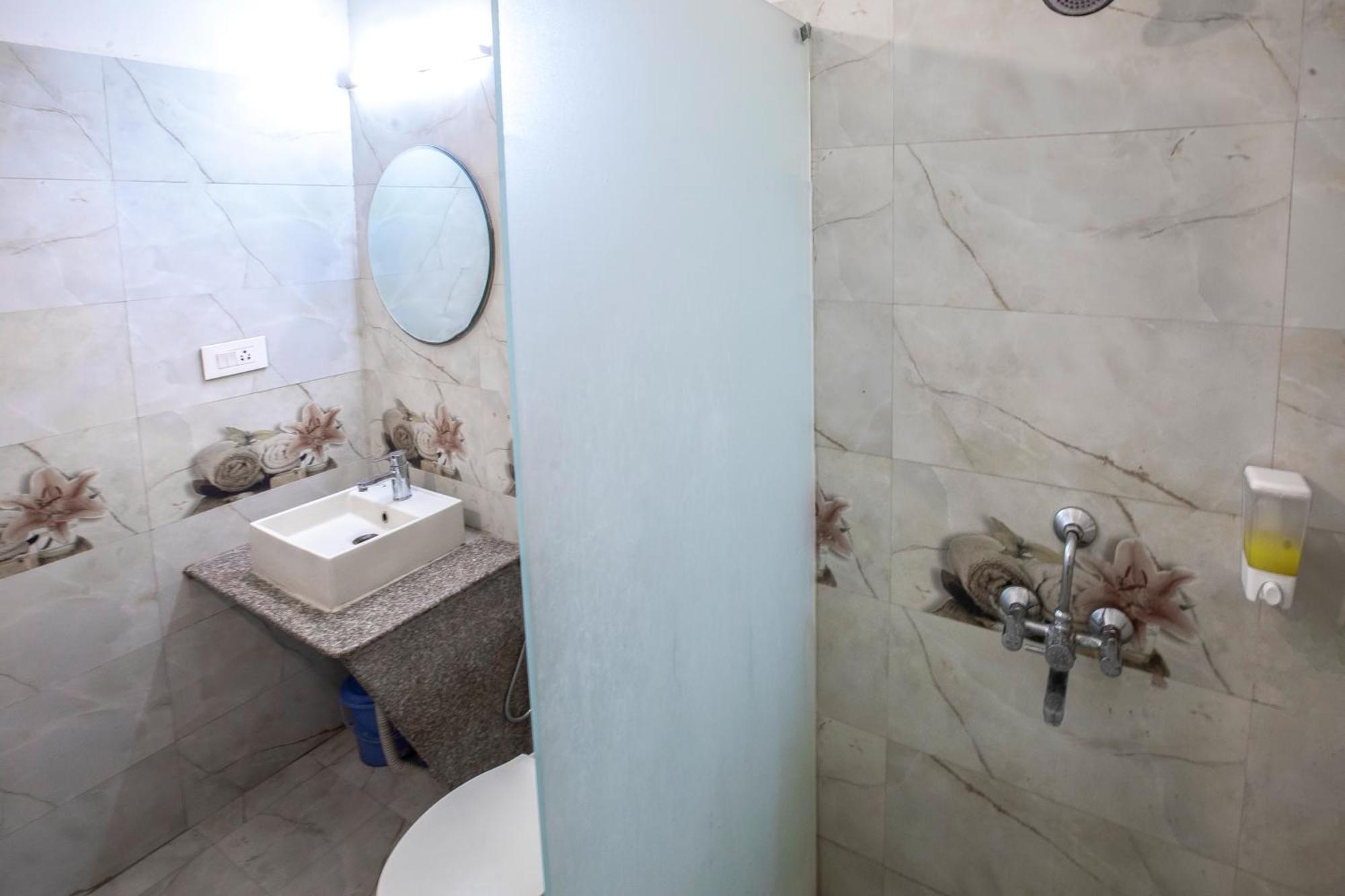ภักติธรรม Hotel วรินดาวัน ภายนอก รูปภาพ