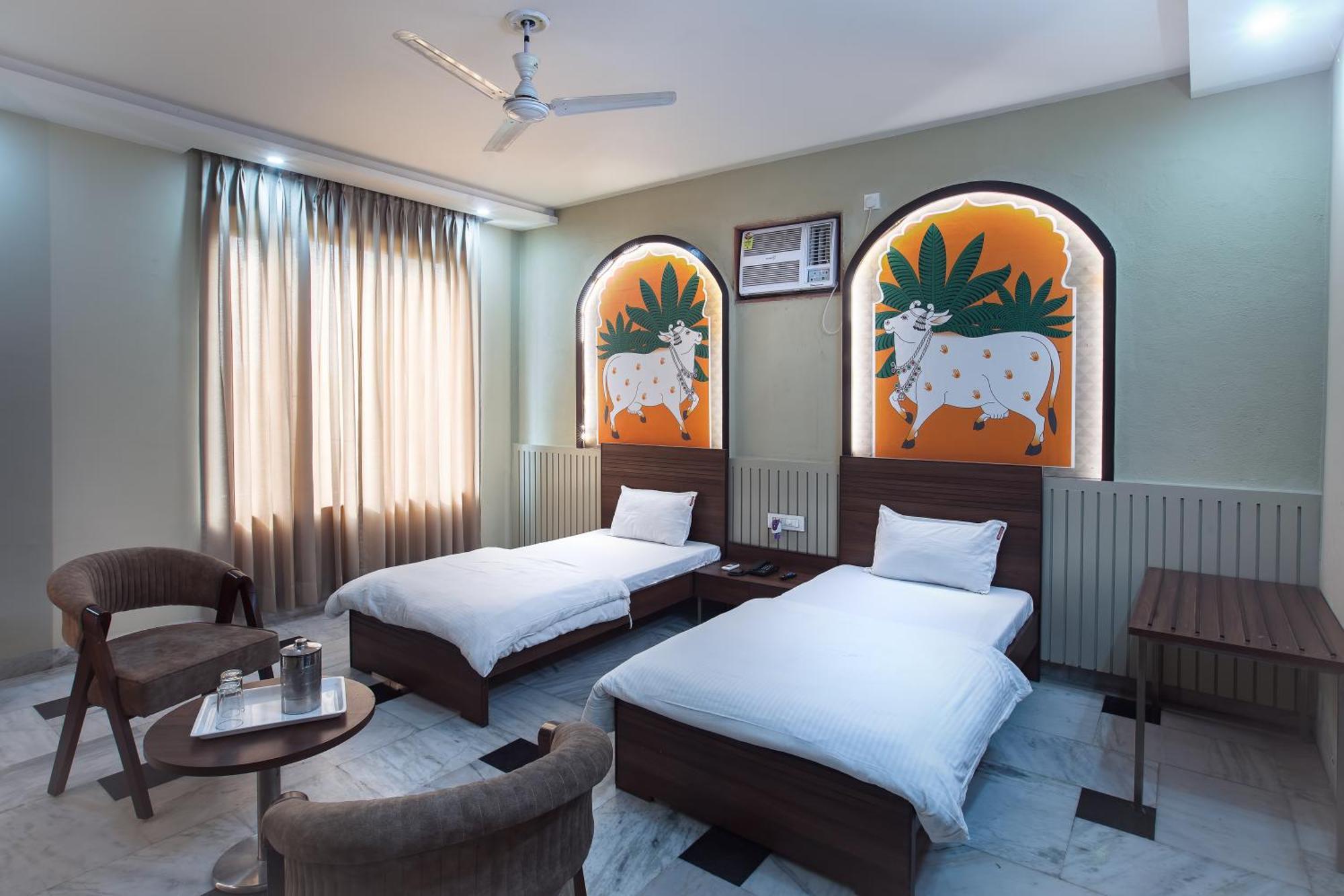ภักติธรรม Hotel วรินดาวัน ภายนอก รูปภาพ