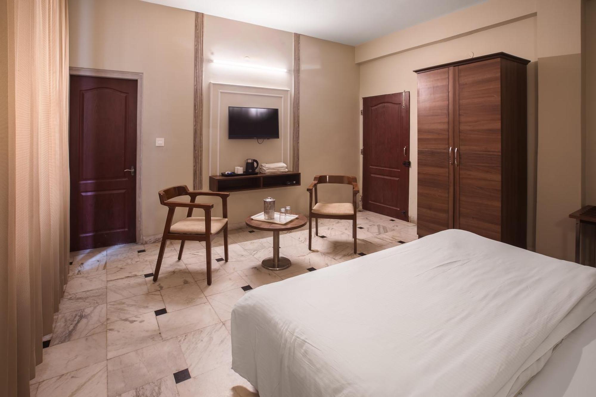 ภักติธรรม Hotel วรินดาวัน ภายนอก รูปภาพ