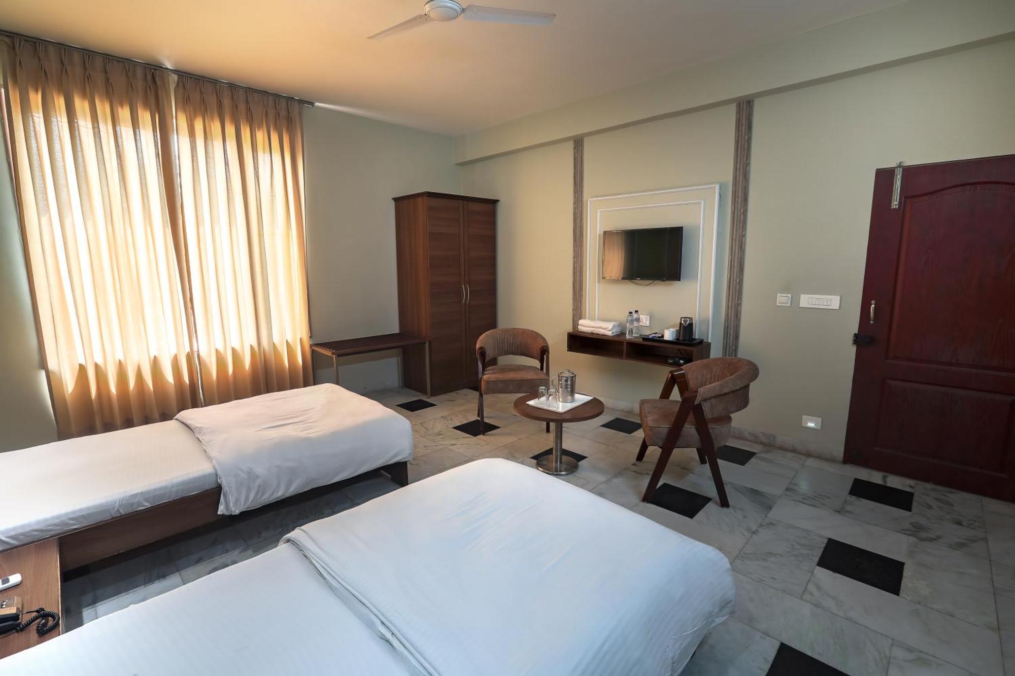 ภักติธรรม Hotel วรินดาวัน ภายนอก รูปภาพ