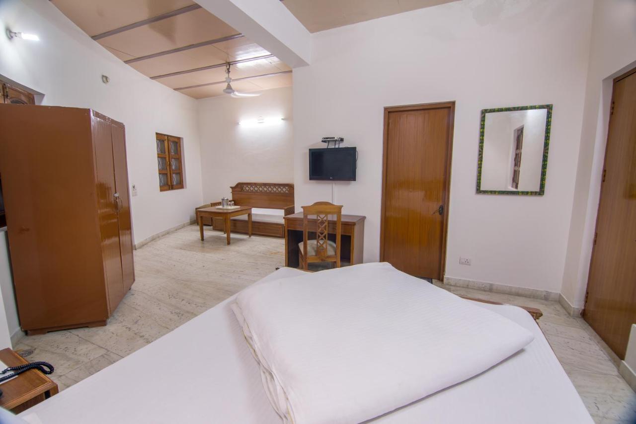 ภักติธรรม Hotel วรินดาวัน ภายนอก รูปภาพ